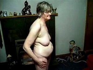 Grossmutter ist nackt.